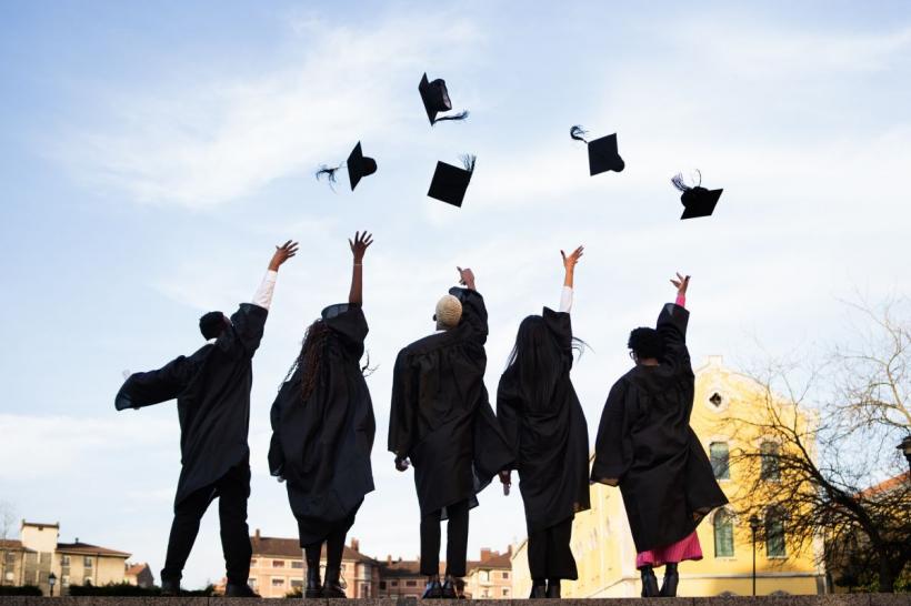 Ce trebuie să facă absolvenții din 2026 pentru a primi ajutorul de șomaj. Ce fac cei care nu iau BAC-ul și cine ia prima de inserție