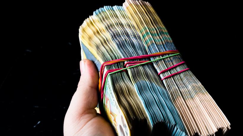 Cresc salariile și se deblochează posturi în 47 de companii. Guvernul Bolojan a aprobat majorările: „Sunt pe profit”