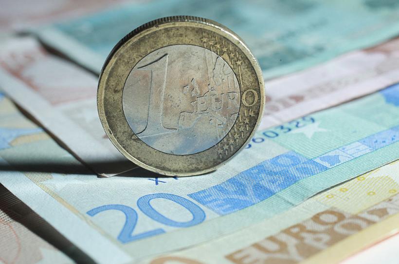 Leul recuperează teren în fața euro