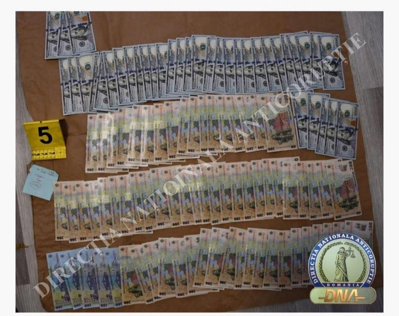 Vameși din Constanța luau mită pentru containere intrate în port. Șpaga era dată în pachete de țigări și împărțită cu alți inspectori