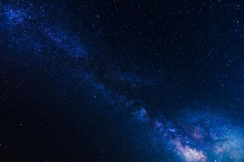 Astronomii propun o nouă metodă de căutare a materiei întunecate: dacă nu poate fi văzută, ar putea fi ascultată
