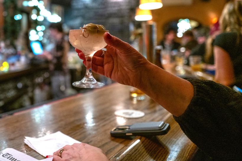 „Beau doar un pahar” și alte mituri legate de alcool. De la câte „băuturi pe zi” cresc riscurile să faci cancer, demență sau AVC