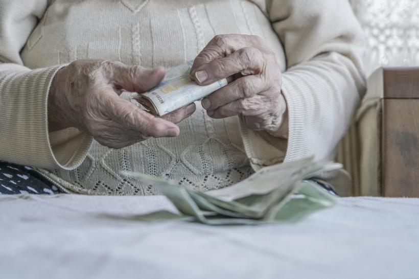 Câţi români au primit pensia minimă garantată de stat şi care a fost venitul lor, în aprilie 2026