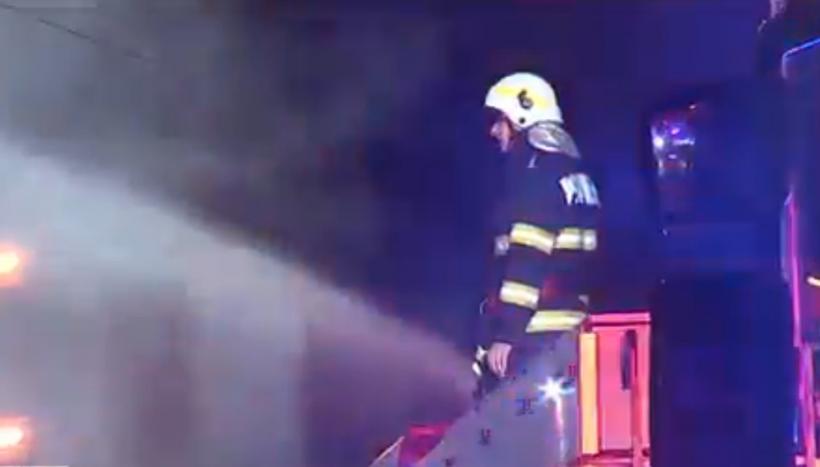 Incendiu puternic în Sectorul 5, unde focul a cuprins mai multe case, pe o suprafaţă de 800 mp. A fost trimis şi un mesaj Ro-Alert