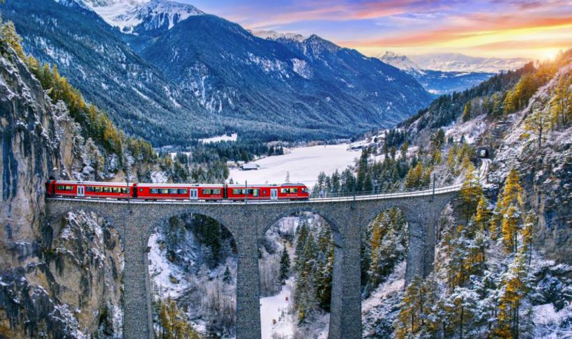 Vacanțele din această vară vor fi diferite. Turiștii se adaptează la criza kerosenului și vor merge mai mult cu trenul