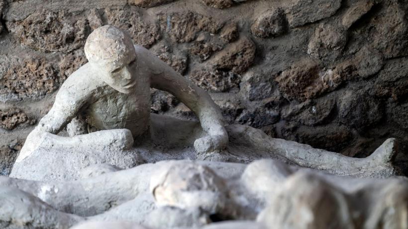 Doctor cu o geantă cu instrumente medicale surprins la Pompei de erupția Vezuviului. Descoperirea a fost făcută cu raze X