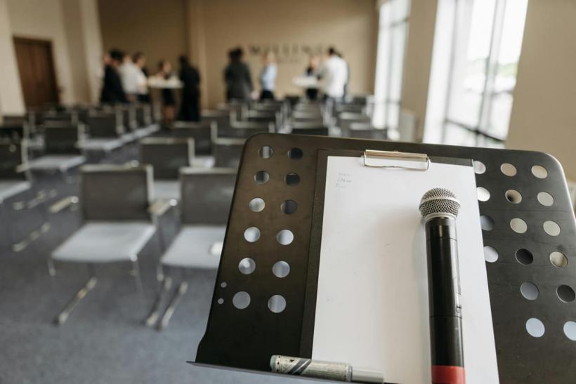 Ce observă mai întâi invitații înainte să înceapă evenimentul