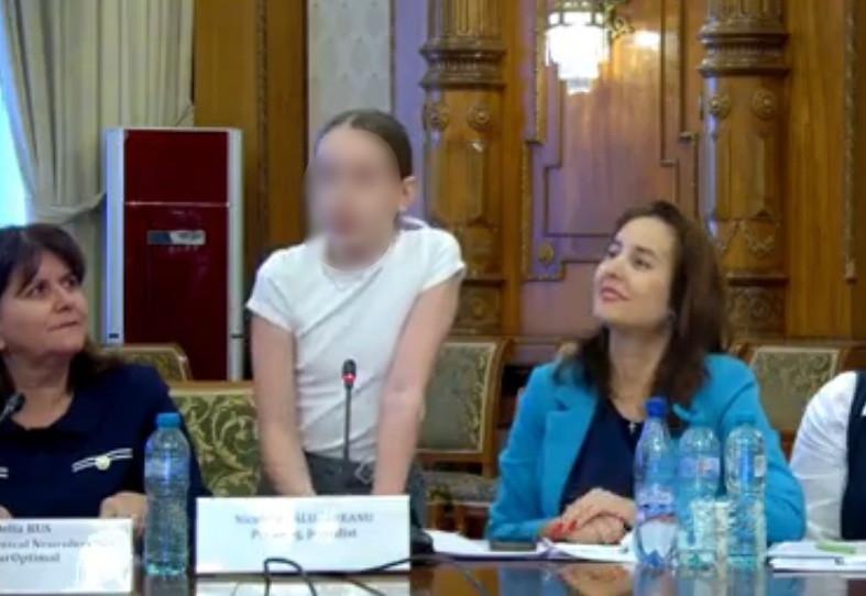 Elevă de clasa a 5-a, în lacrimi, în timp ce ministrul Educaţiei se uita în telefon: "Nu-mi doresc voci care să-mi spună că sunt zero"