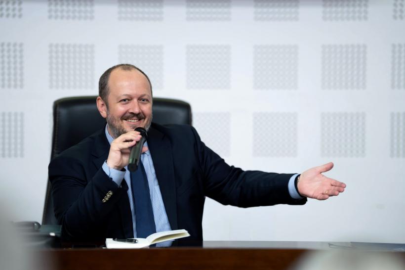 „Pare un moldovean moale, dar e abil și calculat”. Adrian Papahagi explică de ce Nicușor Dan îl vrea pe Eugen Tomac premier