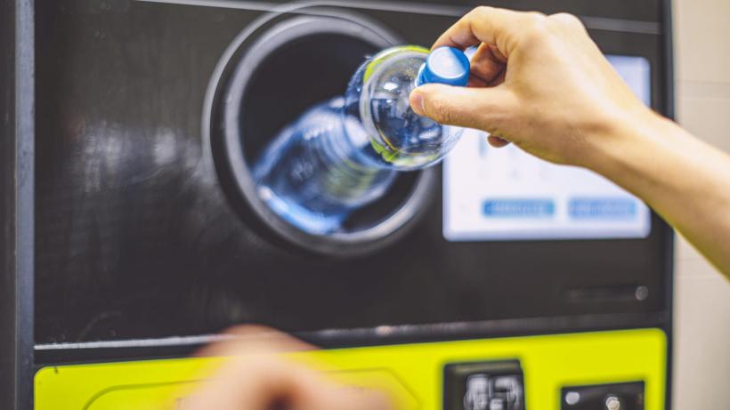 Un bărbat s-a dus la aparatul de reciclare cu aproape 8.000 de sticle și doze și l-a ținut ocupat 8 ore. Câți bani a încasat