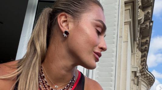 Aryna Sabalenka va purta trei coliere și cercei în valoare de 140.000 de euro la Roland Garros