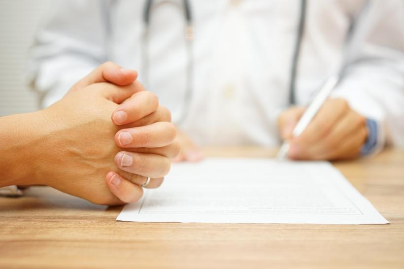 Studiu: 7 din 10 români îşi tratează singuri afecţiunile acasă, iar 76% opresc tratamentul prescris de medic înainte de termen