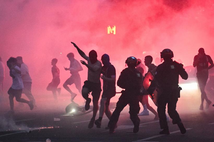 Haos pe străzile Parisului după ce PSG a câștigat finala Ligii Campionilor. Sute de suporteri arestați, după bătăi cu poliția