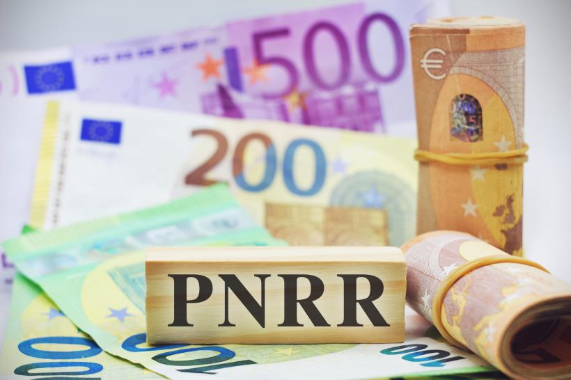 Angajații care gestionează fonduri europene vor fi evaluați lunar: Sporul de 40% va fi acordat doar în funcție de performanță