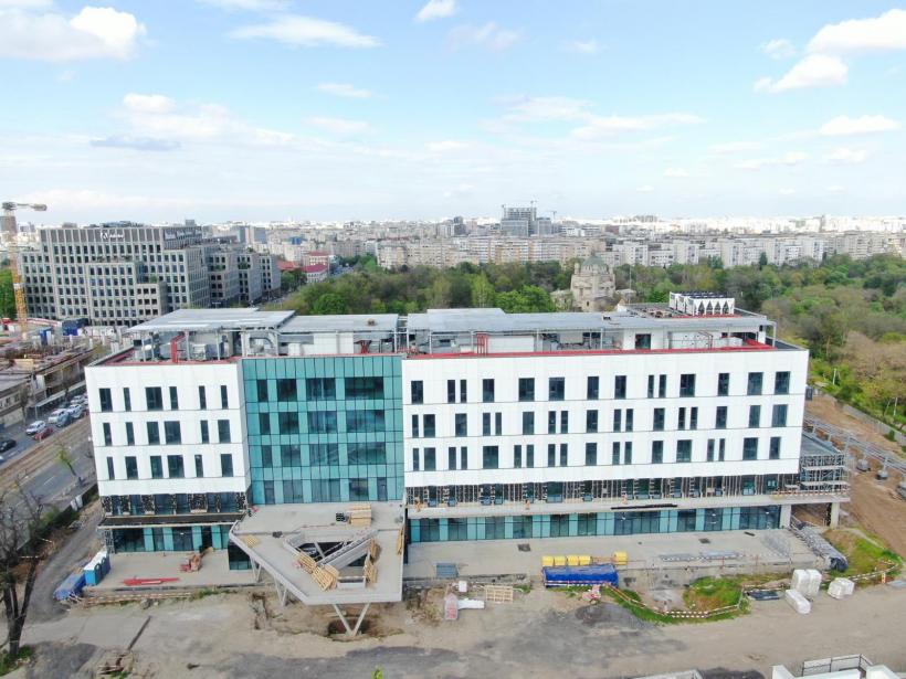 Bolojan anunţă deblocarea finanţării la Institutul "Marius Nasta": Constructorul să-şi încaseze restanţele și lucrările să fie reluate