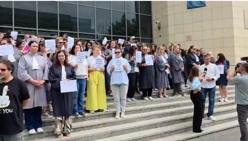 Activitatea în instanţe şi parchete este blocată, grefierii protestează față de legea salarizării. Se vor face doar lucrări urgente