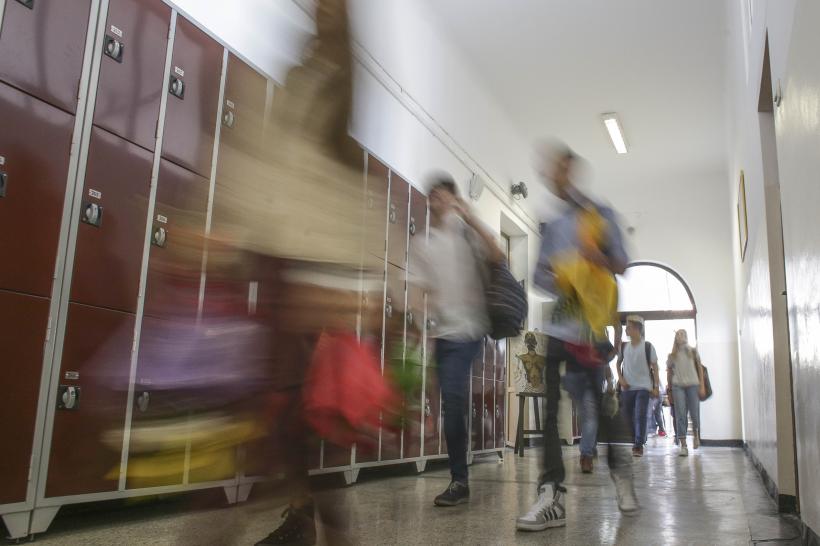 Elevii și profesorii sunt liberi vineri, când este Ziua Învățătorului. Orele nu trebuie recuperate ulterior