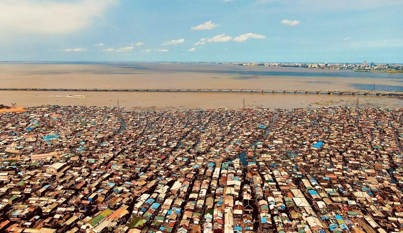 "Veneția Africii". Cum e viața în cea mai mare mahala plutitoare din lume. Zeci de mii de oameni locuiesc în colibe pe piloni de lemn