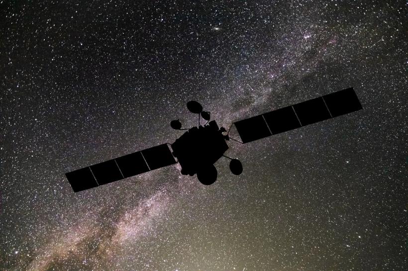 „Starlink-ul” lui Putin a pierdut deja primul satelit. Acesta s-a prăbușit și a ars în atmoaferă