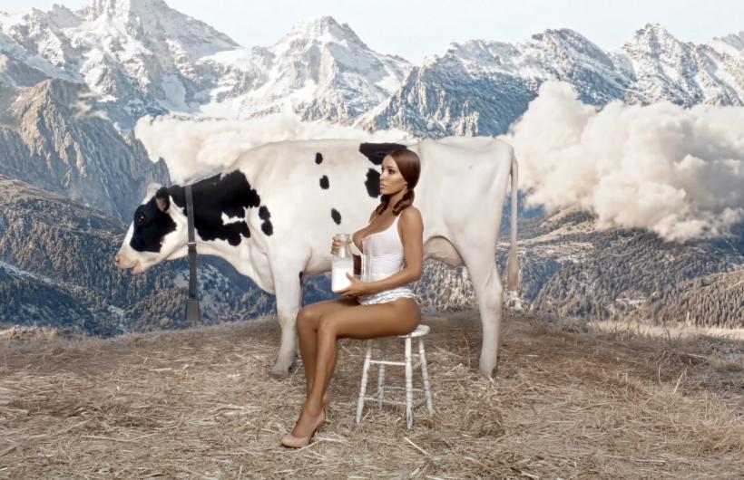 Kanye West și Bianca Censori șochează din nou, cu un videoclip muzical bizar în care soția artistului mulge vaca aproape dezbrăcată