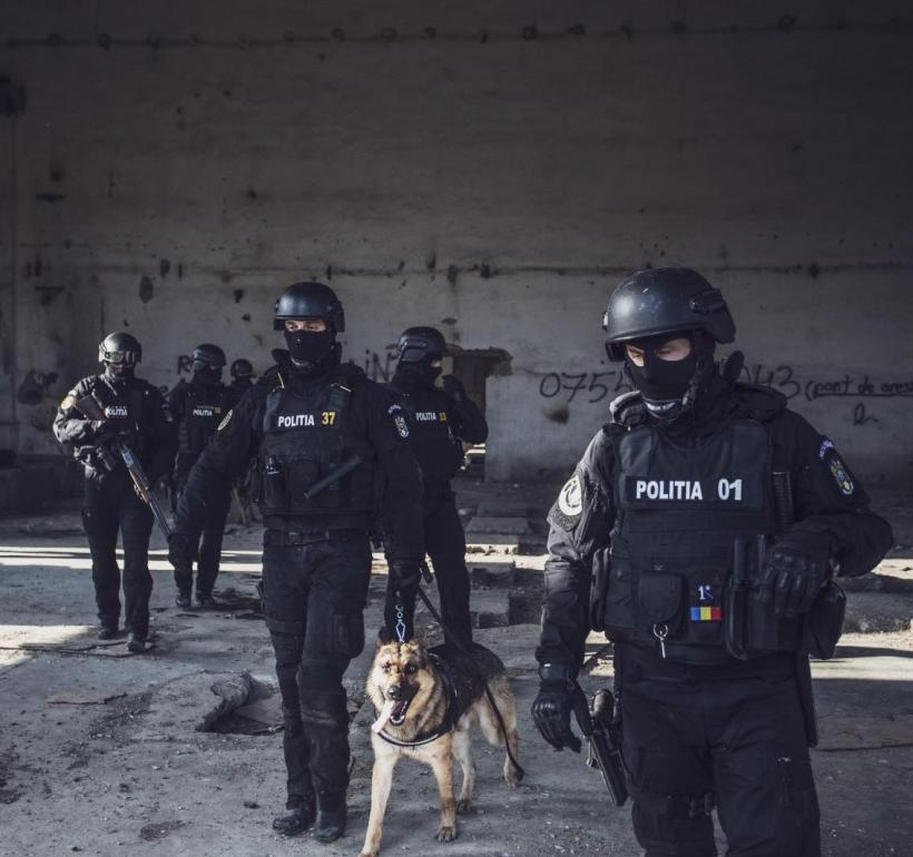Patru TikTok-eri care nu și-au declarat venituri de peste 3.000.000 de lei au fost ridicați de poliție. Printre ei, și Makaveli