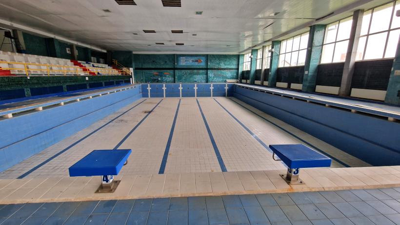 România va avea un bazin semi-olimpic ca nou, într-o clădire simbol care stă în paragină de șase ani. Începe renovarea de 7 milioane €