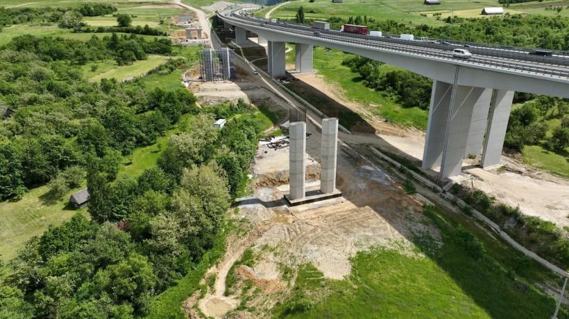 Stadiul lucrărilor pe cele patru loturi ale A13 Sibiu–Făgăraș: Autostrada strategică va scurta cu o oră drumul dintre Sibiu și Brașov