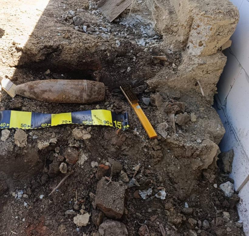 Un bărbat din Botoşani a găsit un proiectil cu încărcătură explozivă, când săpa în grădină. De când era muniţia acolo