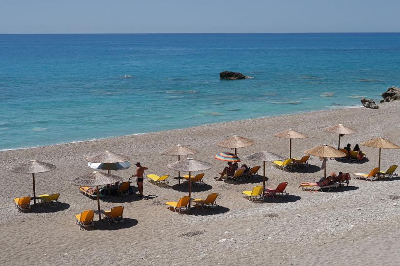Grecia va folosi sateliți si drone ca să vadă cine ocupă ilegal locul pe plajă, cu umbrelă și șezlong