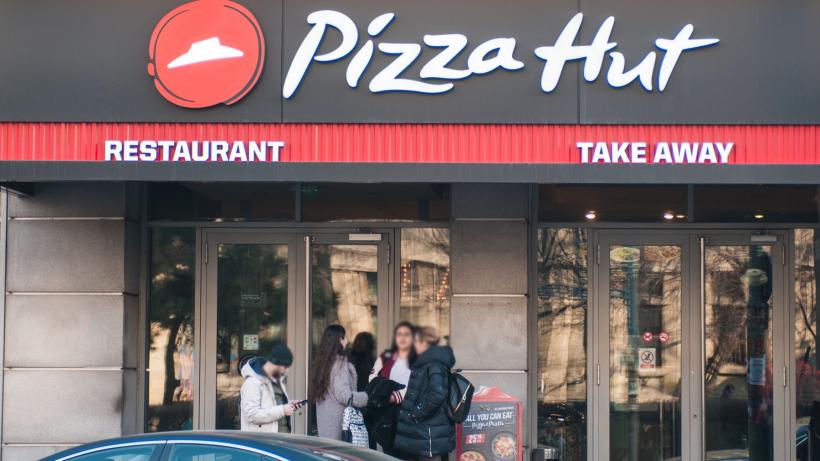 Lanțul Pizza Hut, cu probleme financiare, va fi vândut pentru 2,7 miliarde de dolari. Ce se întâmplă cu restaurantele din România
