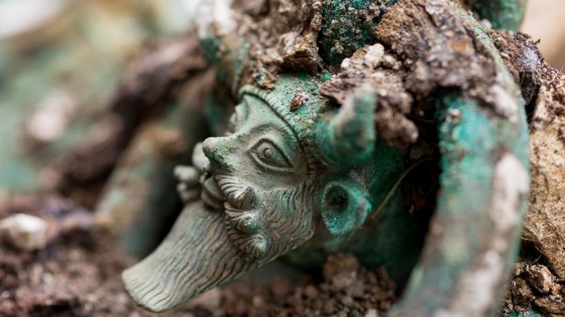Niște muncitorii care instalau panouri solare în Germania au descoperit un mormânt celtic, cu bijuterii din aur și chihlimbar