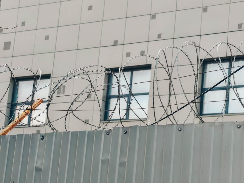 Parlamentul European a adoptat cea mai dură lege privind migrația: centre de deportare în afara UE și percheziții la domiciliu