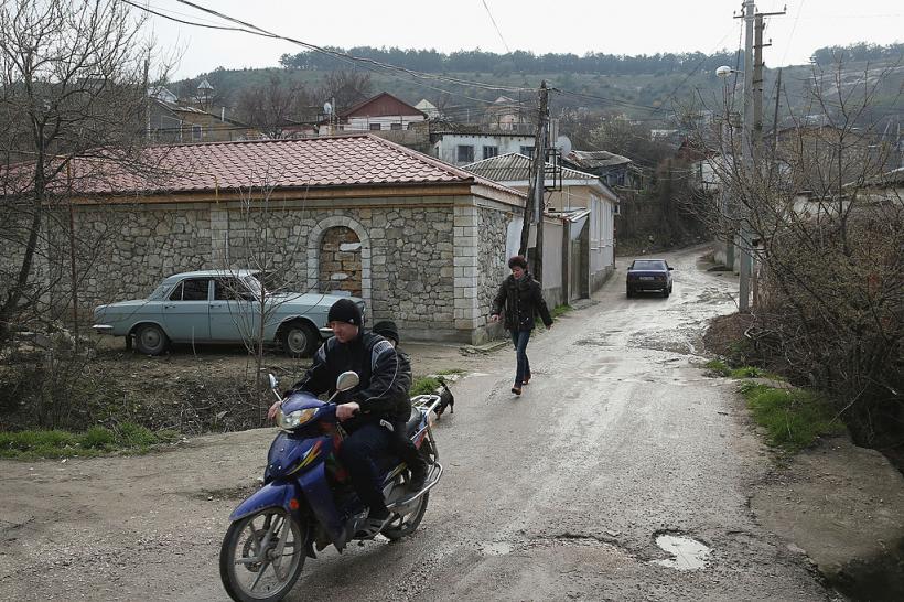 Rușii interzic motocicletele și mopedele în Crimeea, pentru că "sună ca dronele" și derutează apărarea aeriană