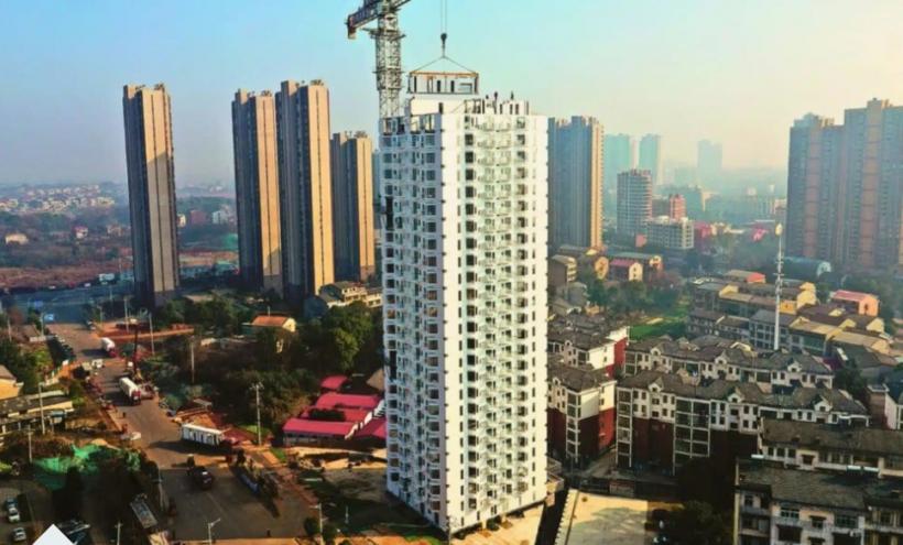 Chinezii au construit un bloc de locuințe de 26 de etaje în 5 zile. Spun că rezistă la cutremure și este complet mobilat