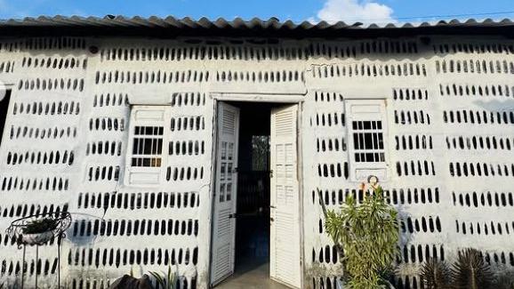 Maria și mama ei și-au construit o casă de 70 mp din 8.000 de sticle găsite pe stradă. Interiorul este spectaculos