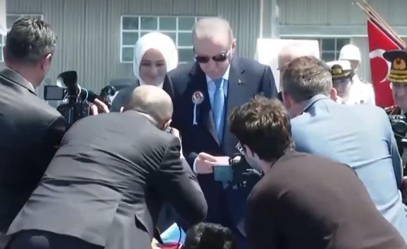 Erdogan se oprește să împartă bani copiilor, în timpul ceremoniei cu Nicușor Dan din Istanbul