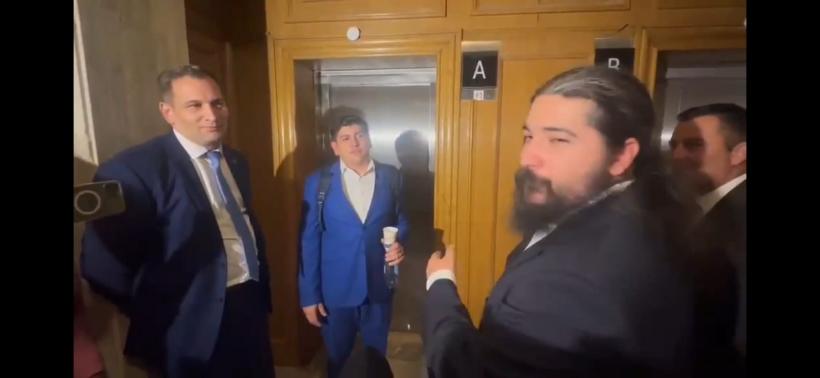 Un deputat AUR anunță, într-un dialog filmat cu parlamentari USR, o "surpriză surprinzătoare”: ”Kinder cu surpriză o să fiţi"
