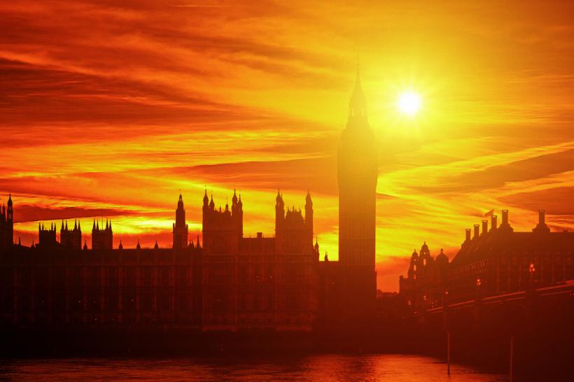 Cod roșu de caniculă în Marea Britanie: Temperaturile ar urma să depăşească recordurile istorice anterioare. Sute de şcoli sunt închise