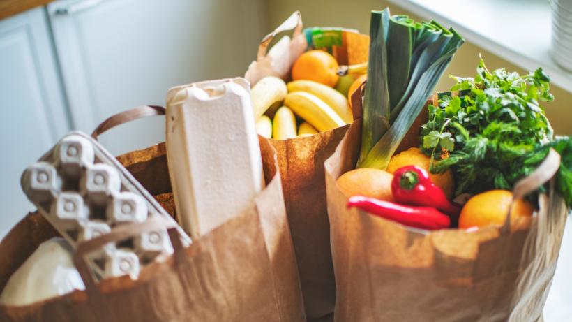Nicuşor Dan a promulgat legea prin care se prelungeşte, până la 31 decembrie, plafonarea adaosului comercial la alimentele de bază