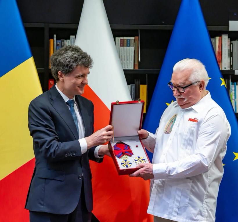 Nicuşor Dan i-a acordat fostului președinte al Poloniei, Lech Walesa, Ordinul Național "Steaua României" în grad de Mare Cruce