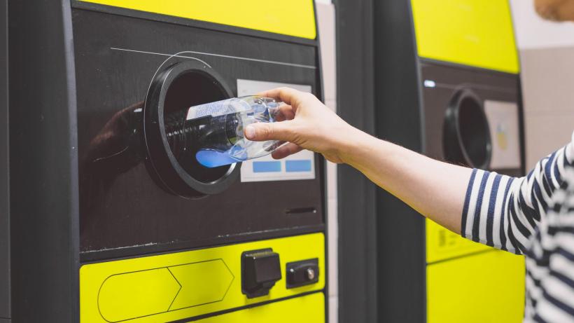 Un bărbat s-a dus cu 1.371 de sticle și doze la aparatul de reciclat dintr-un magazin, în Polonia. Câți bani a primit