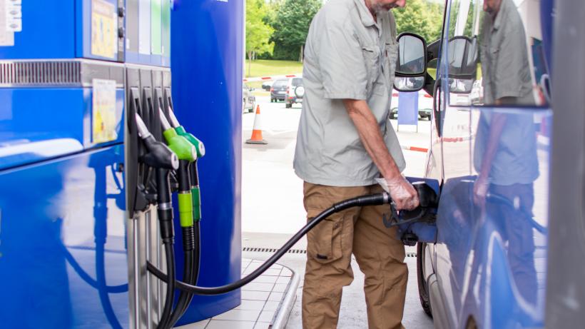 De ce nu s-au mai prelungit măsurile pentru carburanți. Bolojan: „Companiile mi-au spus că prețurile vor scădea”