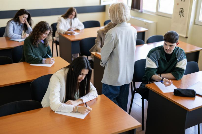Peste 9.600 de profesori debutanţi vor susţine, marţi, examenul de definitivat. Proba scrisă are loc în 42 de centre din țară