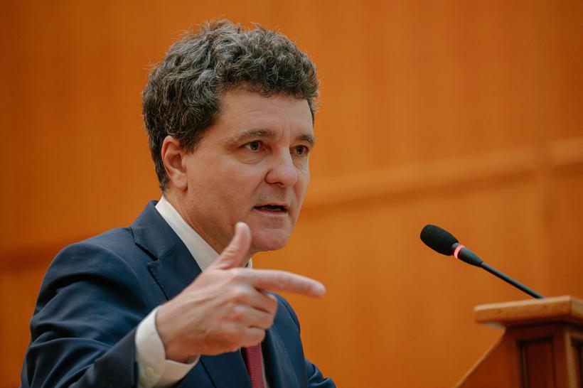 Nicușor Dan anunță de la Paris că „sunt pași timizi spre conciliere” între partide: „Dacă vor guvern tehnocrat, voi desemna un premier”