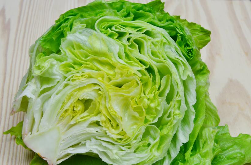 „Nu mâncați salata iceberg”. Un fast-food faimos scoate salata din meniu după ce mii de oameni au fost infectați cu ciclosporiază