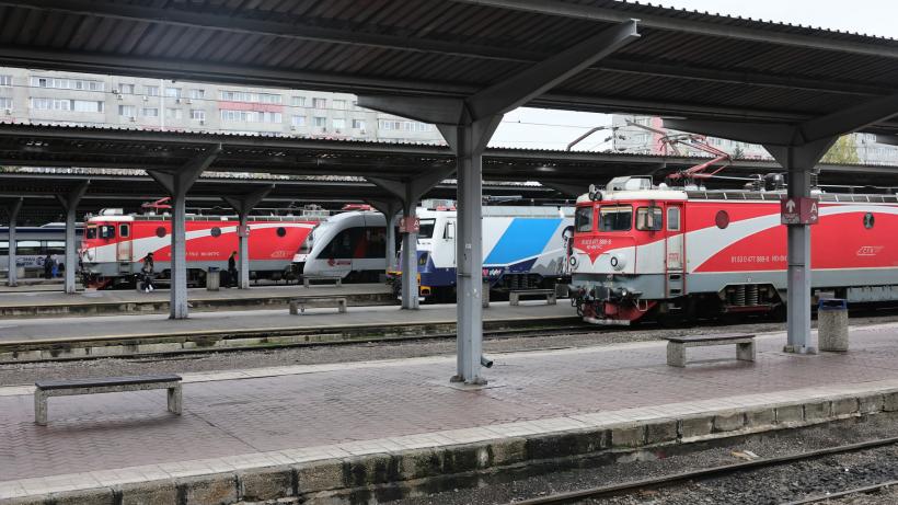 Trenurile electrice din București, afectate de vremea rea: linia de contact a rămas din nou fără curent