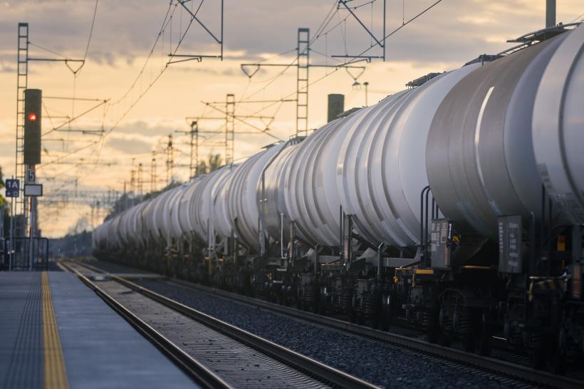 Bolojan spune că nu țițeiul din Kazahstan e problema, ci trenurile CFR care merg la mare. „Nu pot să livreze trenurile cisternă”
