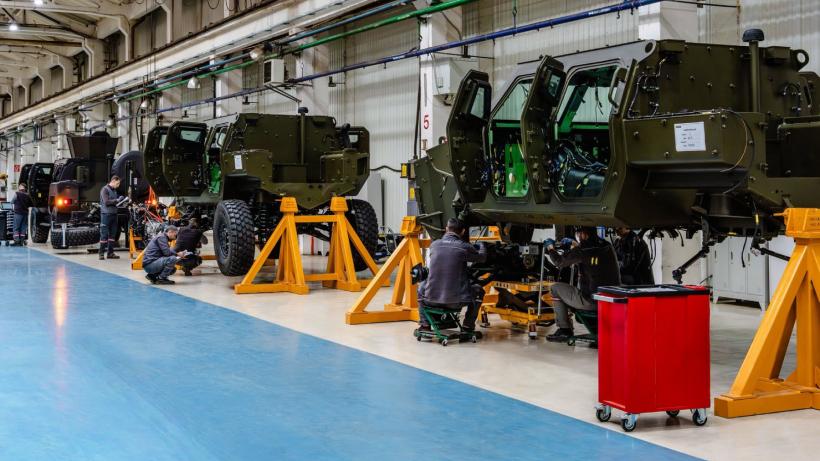 Cum arată primele blindate COBRA II „Made in Romania”. Au plecat deja către Armată: Otokar a început producţia de serie la Mediaş