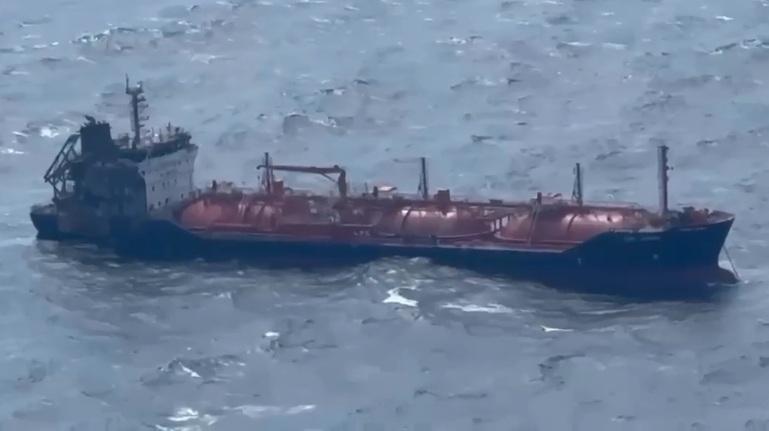 Imagini cu nava lovită de drone în Marea Neagră, după ce incendiul a fost stins. DSU: A scăzut temperatura. Accesul la bord nu e permis