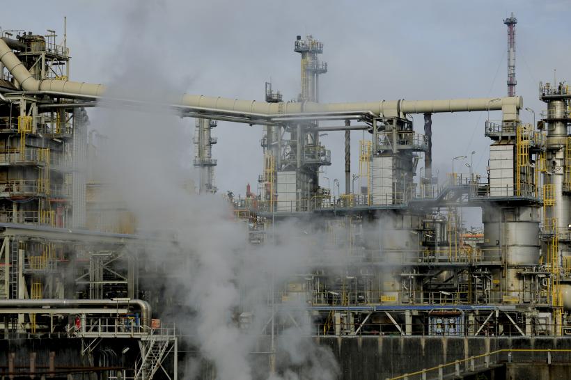 Prețurile petrolului au atins cel mai ridicat nivel din ultimele șase săptămâni, după atacurile asupra petrolierelor din Marea Roșie